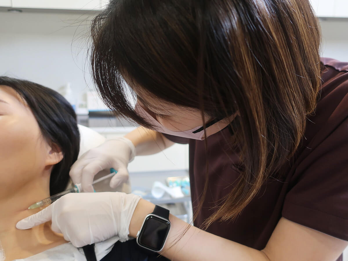 首のシワを取りたい！　～首ボライト施術の様子～..